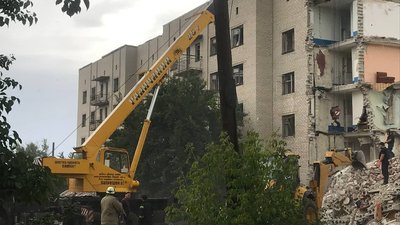У Часовому Ярі понад 30 людей — під завалами багатоповерхівки, яку армія РФ обстріляла з "Ураганів" У Часовому Ярі понад 30 людей — під завалами багатоповерхівки, яку армія РФ обстріляла з "Ураганів"