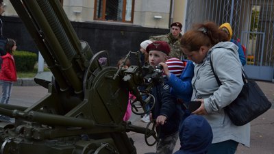 У Житомирі на майдані Корольова показали виставку озброєння та військової техніки