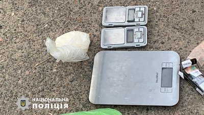 Черкаські поліцейські затримали групу осіб, що виготовляла наркотики