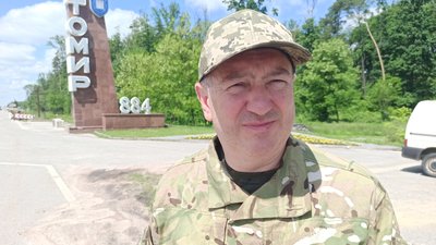 На блокпосту в Житомирі зупинили автівку, в якій були уламки літака та боєприпаси На блокпосту в Житомирі зупинили автівку, в якій були уламки літака та боєприпаси