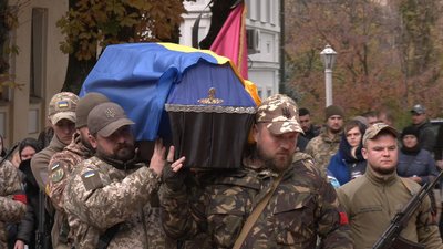 У Сумах прощалися із загиблим військовим Дмитром Душкою У Сумах прощалися із загиблим військовим Дмитром Душкою