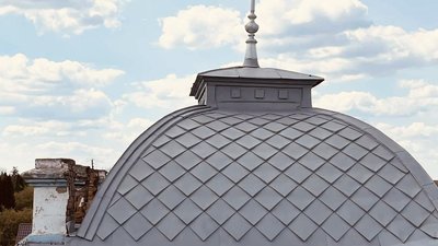 Дах палацу відновили й встановили на куполі шпиль.