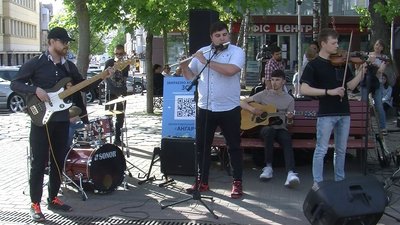 Під час мистецької акції у Луцьку викладачі коледжу культури і мистецтв зібрали гроші для потреб ЗСУ Під час мистецької акції у Луцьку викладачі коледжу культури і мистецтв зібрали гроші для потреб ЗСУ