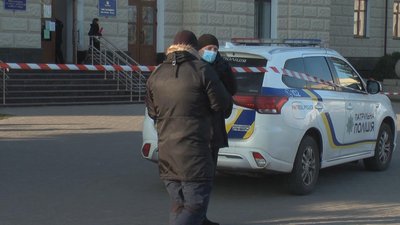 З будівлі евакуйовують усіх людей. Фото: Суспільне Поділля З будівлі евакуйовують усіх людей. Фото: Суспільне Поділля