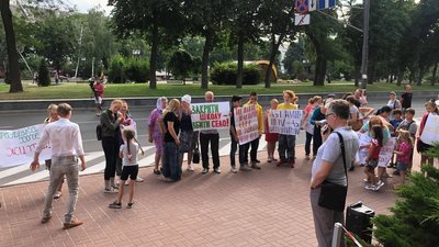 Під ОДА мітингують жителі Дроздівки – вимагають не закривати школу Під ОДА мітингують жителі Дроздівки – вимагають не закривати школу
