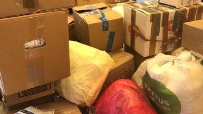 Тернопільські волонтери перенесли пункт прийому допомоги з церкви на площу Тернопільські волонтери перенесли пункт прийому допомоги з церкви на площу