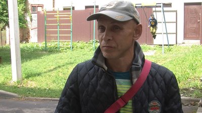 У Луцьку майже сотня переселенців щодня стоять у черзі за допомогою У Луцьку майже сотня переселенців щодня стоять у черзі за допомогою