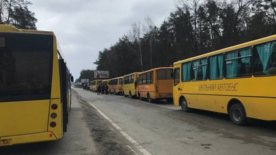 З Ірпеня автобусами евакуювали понад 2 тисячі людей З Ірпеня автобусами евакуювали понад 2 тисячі людей