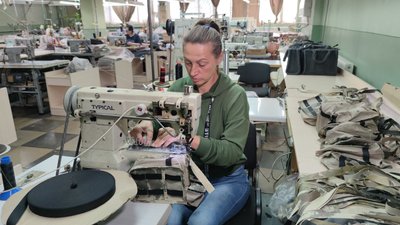 "Ми прямі постачальники ЗСУ". У Чернівцях відшивають тактичні речі для військових "Ми прямі постачальники ЗСУ". У Чернівцях відшивають тактичні речі для військових