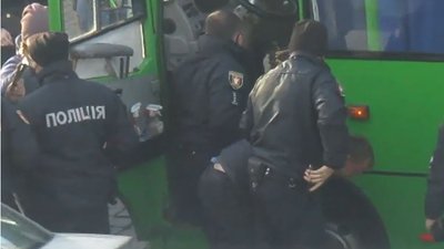 Був без маски і чинив опір: патрульні прокоментували затримання водія маршрутки у Луцьку Був без маски і чинив опір: патрульні прокоментували затримання водія маршрутки у Луцьку
