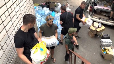 Волонтери несуть гуманітарну допомогу Волонтери несуть гуманітарну допомогу