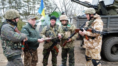 Полтавець Іван Петренко віддає наказ