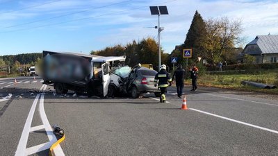На Івано-Франківщині зіткнулися два автомобілі. Загинула одна людина, ще одна — травмована