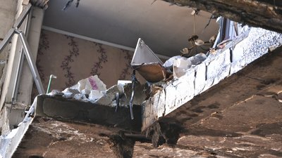 Холодильник над прірвою й уламки меблів. Внаслідок ракетного удару в одеському ЖК пошкоджено вісім квартир Холодильник над прірвою й уламки меблів. Внаслідок ракетного удару в одеському ЖК пошкоджено вісім квартир