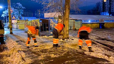 У Києві комунальники обробляють дороги та вулиці проти ожеледиці У Києві комунальники обробляють дороги та вулиці проти ожеледиці