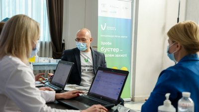 Шмигаль та міністри отримали бустерне щеплення проти COVID-19 Шмигаль та міністри отримали бустерне щеплення проти COVID-19