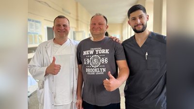 Пацієнт Андрій з судинними хірургами, які виконували операцію