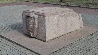 Постамент пам'ятника М.Фалєєву на Флотському бульварі