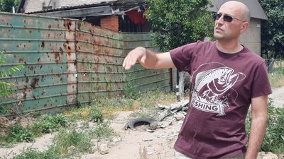 Житель Миколаєва Дмитро показує місця влучань снарядів Житель Миколаєва Дмитро показує місця влучань снарядів