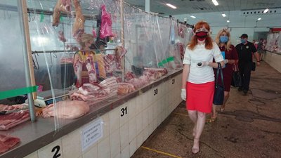 На трьох ринках Луцька - порушення карантинного режиму На трьох ринках Луцька - порушення карантинного режиму