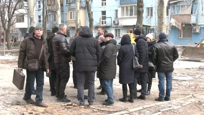 Зустріч міськради з мешканцями зруйнованої п'ятиповерхівки Зустріч міськради з мешканцями зруйнованої п'ятиповерхівки