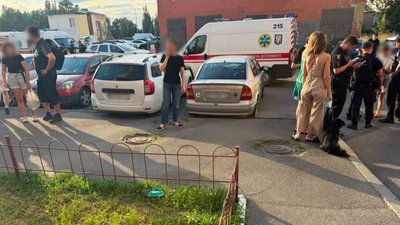 У Києві 19-річний хлопець поранив ножем трьох чоловіків після конфлікту на вулиці