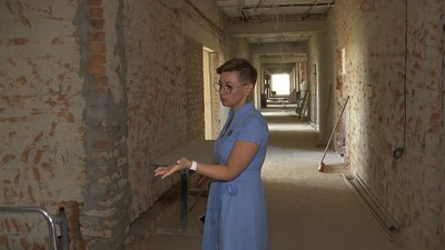 Завідувачка гематологічного відділення обласної дитячої лікарні Яна Рижко показує ремонт Завідувачка гематологічного відділення обласної дитячої лікарні Яна Рижко показує ремонт