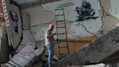 Андрій Єрмоленко створив два мурали на руїнах будівлі у Сумах