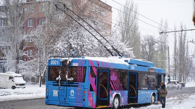 Тролейбус курсує містом