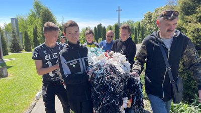 Школярі з Тернопільщини передали волонтерам маскувальні сітки