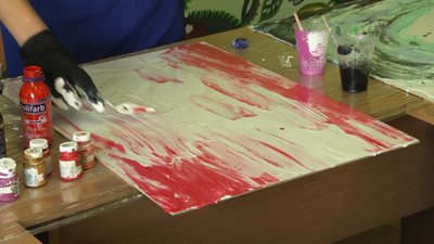 У Житомирі художниця Крістіна Зосимова пише картини в стилі флюїд-арт