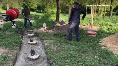 У парку Грабник облаштовують перші спортивний і дитячий майданчики У парку Грабник облаштовують перші спортивний і дитячий майданчики