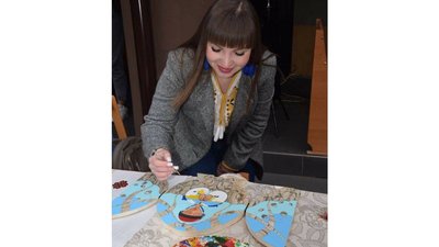 До Великодня іванофранківка виготовила дерев'яний складень "Великодня берегиня" До Великодня іванофранківка виготовила дерев'яний складень "Великодня берегиня"