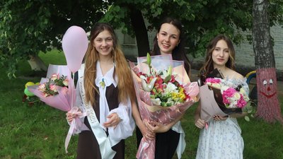 В Охтирці на Сумщині у чотирьох школах святкували останній дзвоник офлайн В Охтирці на Сумщині у чотирьох школах святкували останній дзвоник офлайн