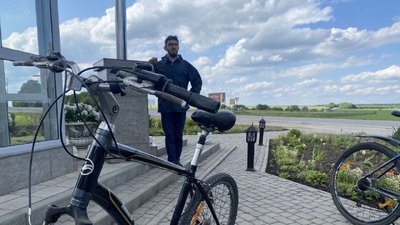 Четверо священників Тернопільщини проїхали на велосипедах 30 кілометрів, щоб відслужити молебень