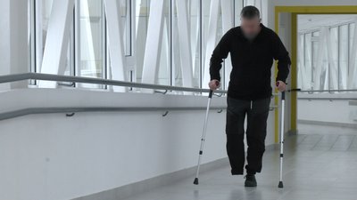 Військовий втратив ногу на війні і проходить реабілітацію