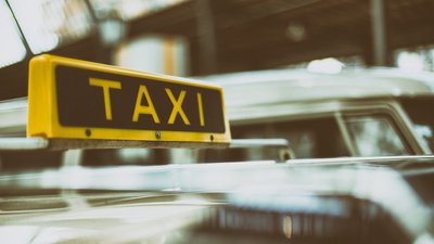 У Чернівцях одна зі служб таксі перевозитиме медпрацівників безоплатно