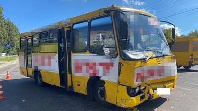 У Рівному зіткнулись легковик і маршрутка, пасажири отримали травми У Рівному зіткнулись легковик і маршрутка, пасажири отримали травми