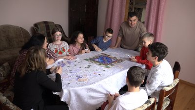 Переїхали з Миколаєва і взяли ще двох дітей. Як на Франківщині облаштувався будинок сімейного типу Рукоміних