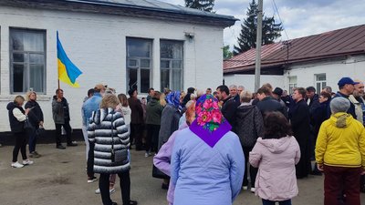 У Шполі на Черкащині люди протестують проти церкви УПЦ МП У Шполі на Черкащині люди протестують проти церкви УПЦ МП