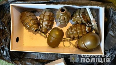 11 гранат та більше сотні боєприпасів: у мукачівця під час обшуку виявили зброю 11 гранат та більше сотні боєприпасів: у мукачівця під час обшуку виявили зброю
