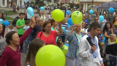 У середмісті Івано-Франківська переселенці утворили "живий" тризуб У середмісті Івано-Франківська переселенці утворили "живий" тризуб