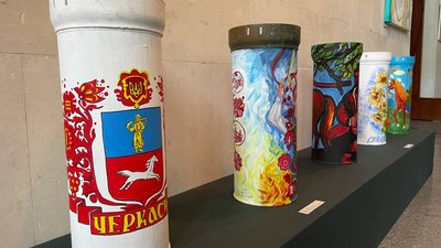 Розписані БПЛА та мотанки людського росту: у черкаському музеї відкрилась доброчинна виставка Розписані БПЛА та мотанки людського росту: у черкаському музеї відкрилась доброчинна виставка