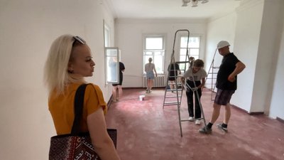 Олена Чабан показує молодіжний простір у Прилуках на Чернігівщині зсередини Олена Чабан показує молодіжний простір у Прилуках на Чернігівщині зсередини