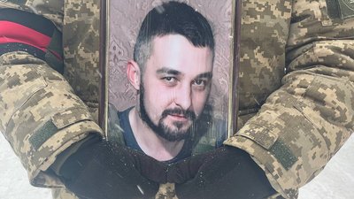 "Пішов Батьківщину захищати, як ми його вчили". У Сумах поховали військовослужбовця Ігоря Андрусенка
