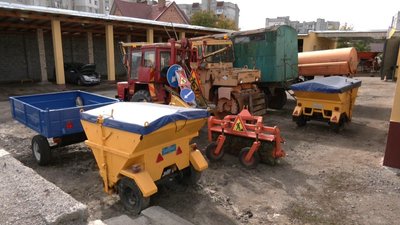Закупляють сіль за кордоном та ремонтують транспорт: комунальники Львова готуються до зими