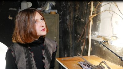 В інженерній майстерні у Чернівцях митці-переселенці створюють скульптури з брухту