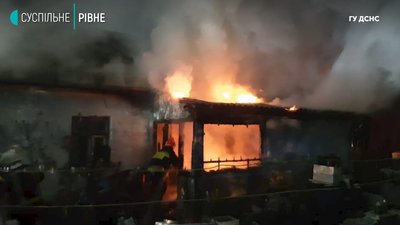 Біля Рівного на пожежі загинула жінка, її знайшли під горою сміття