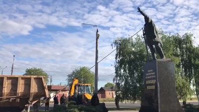 Харківська міськрада звернулася до поліції після повалення пам'ятника Невському