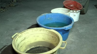 Злива в Миколаєві. У десятиповерхівці після дощу мокрі стіни та стелі